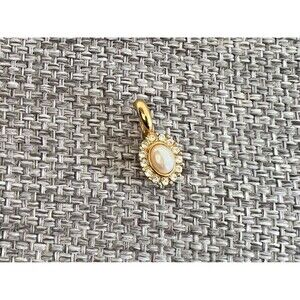 Vtg 80s‎ small gold tone pearl rhinestone necklace pendant lavish ornate shiny